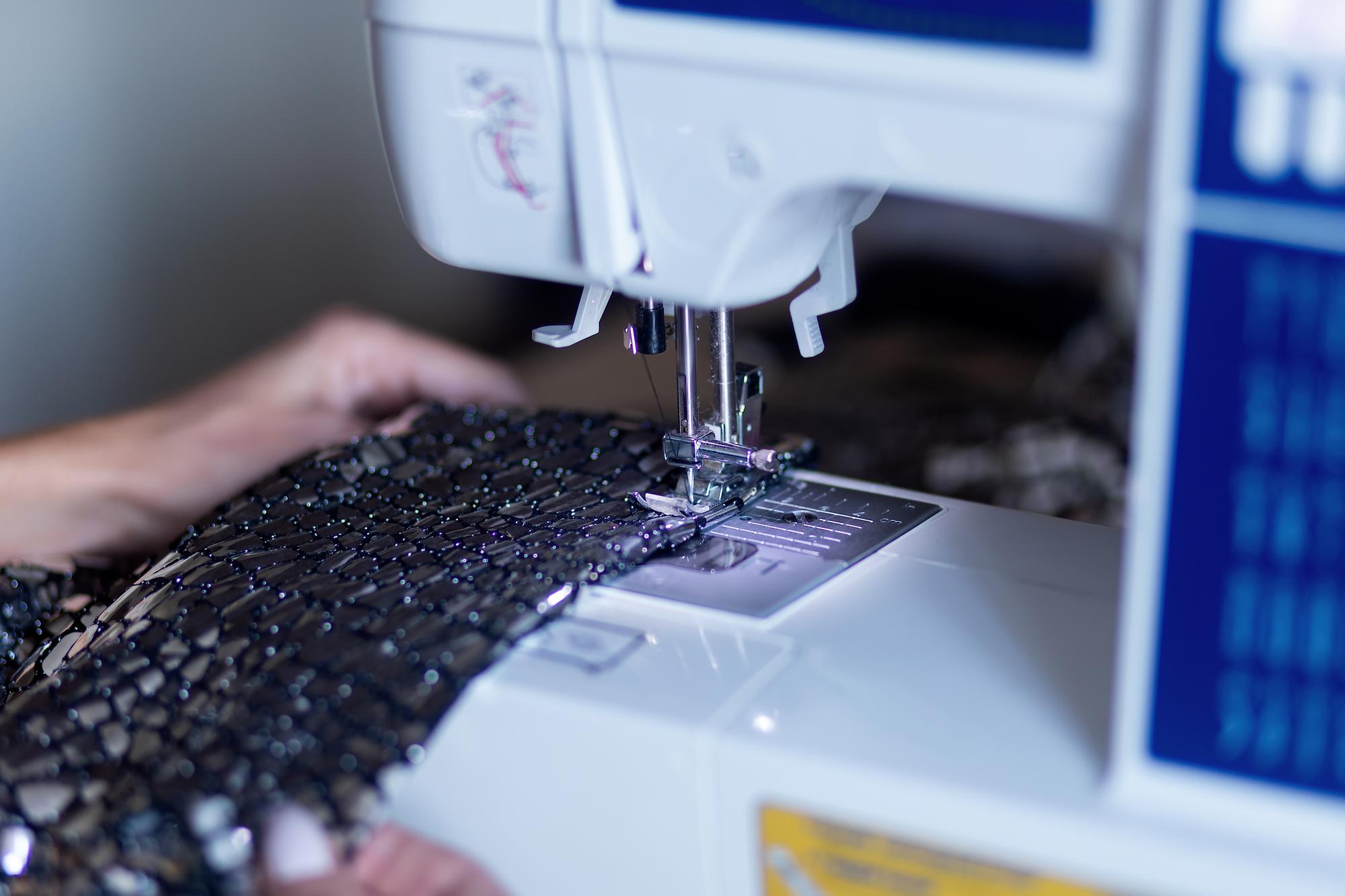 precyzyjny haft cyfrowy na materiale produkcyjnym